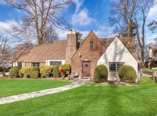 40 Amherst Rd, Great Neck, NY 11021