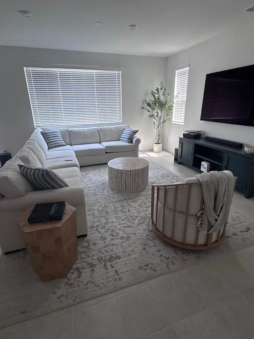 Spacious 4-Bedroom Townhome with 2-Car Garage in Chula Vista — Photo 3