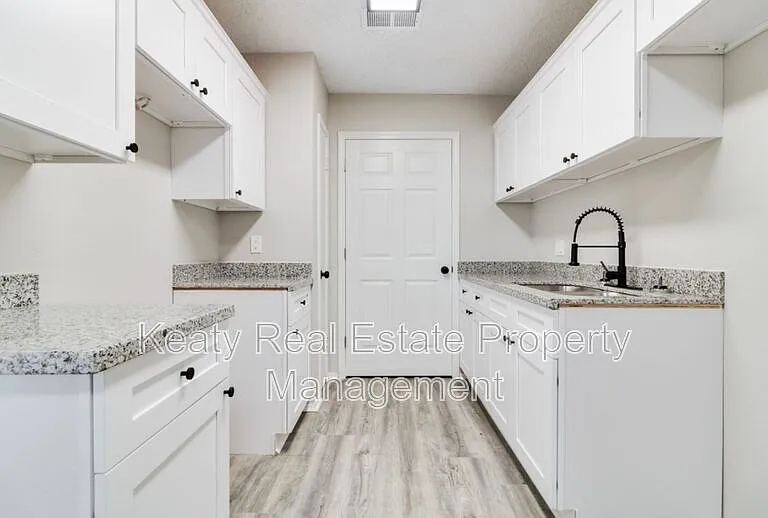 107 Meudon St #D — Photo 4