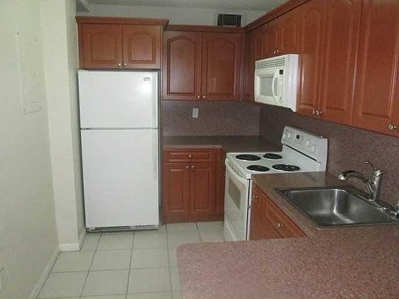 3rd image of 16465 W Dixie Hwy APT 209
