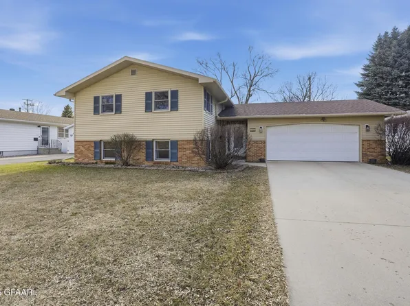 1606 S 18th St, Grand Forks, ND 58201