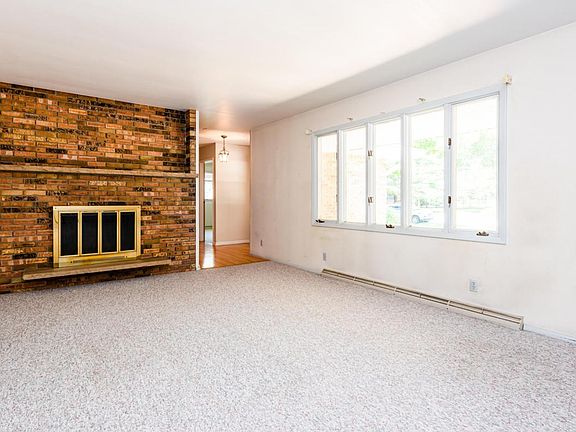 5th image of 1486 Desmond St