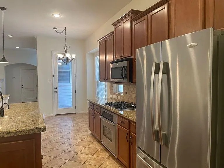 2444 Sunderland Ln — Photo 4