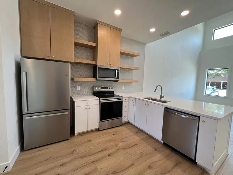 121 Post Oak Rd — Photo 9