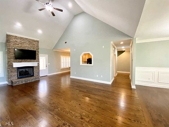 5th image of 70 Thomas Dr