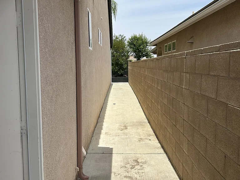 26112 Palm Breeze Ln — Photo 32