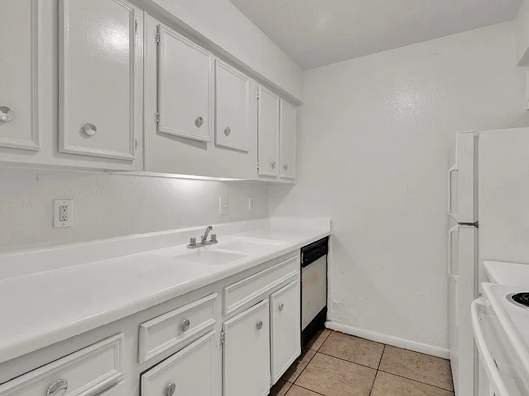 3737 Hillcroft Apartments — Photo 65