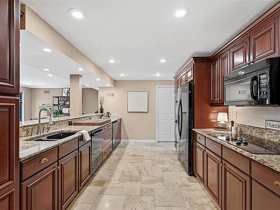 4th image of 1281 Manor Dr