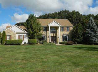 4 Maple Knoll Ln, Manalapan, NJ 07726