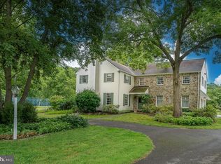 4 Old Barn Ln, Malvern, PA 19355