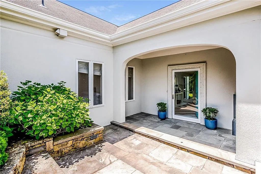 4 bed, 2500 sqft, $5,000 — Photo 2