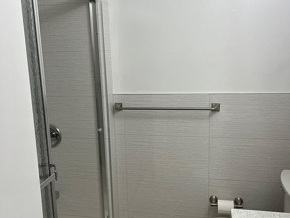 4th image of 6139 168th St APT 2F