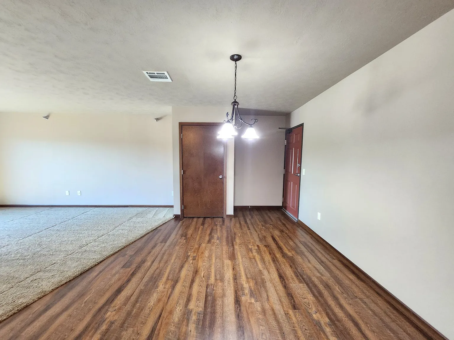 PRAIRIE POINTE APARTMENTS — Photo 4