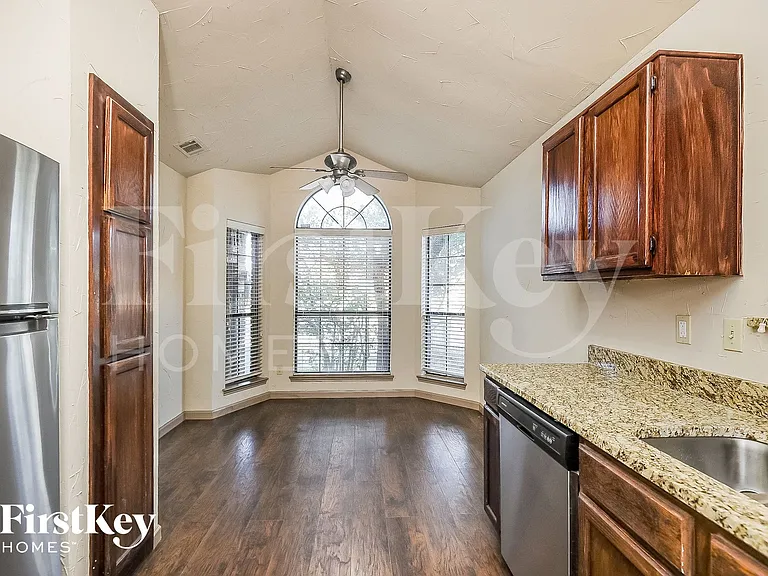 1396 Chinaberry Dr — Photo 6