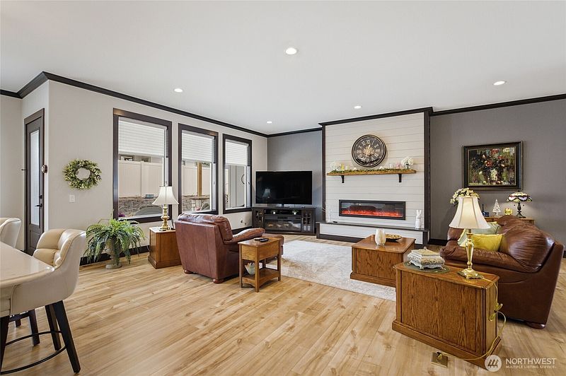 5th image of 2663 7th Street SE