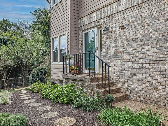 3rd image of 108 Bonnie Briar Ln
