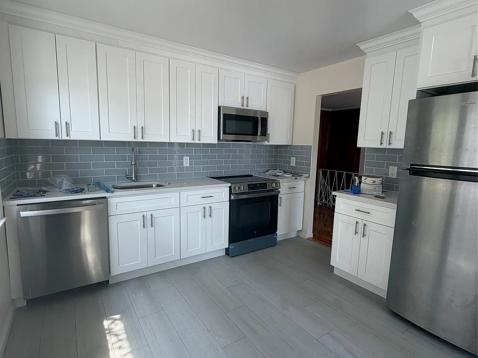 3 bed, 2.0 bath, 2899 sqft, $3,400 — Photo 2