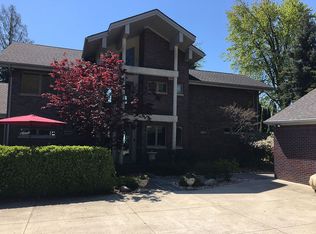 48840 Point Lakeview Dr, Chesterfield, MI 48047