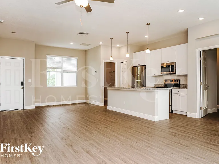 3120 Halsey Ave SE — Photo 2