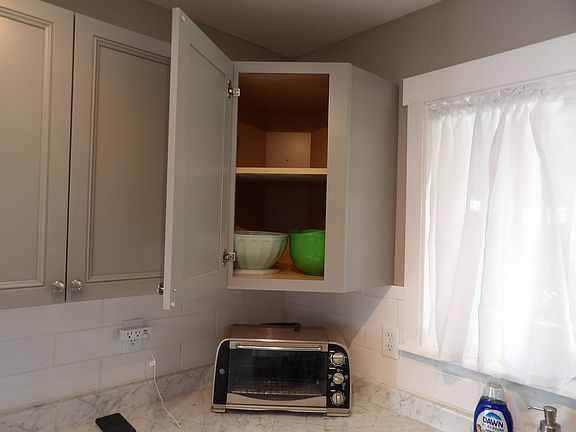 3rd image of 1042 W Gem Ave