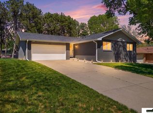 6424 Deerwood Dr, Lincoln, NE 68516