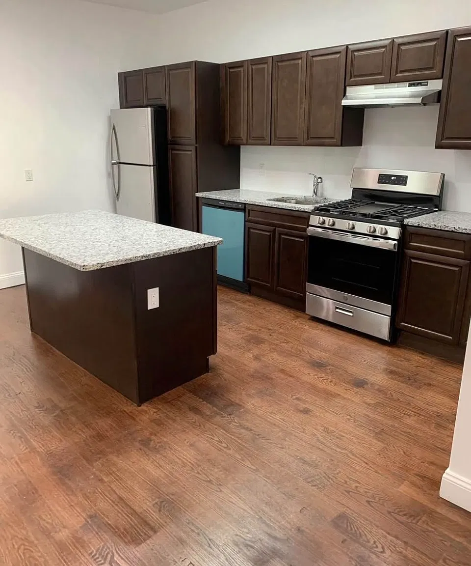 3 bed, 1000 sqft, $2,300 — Photo 1