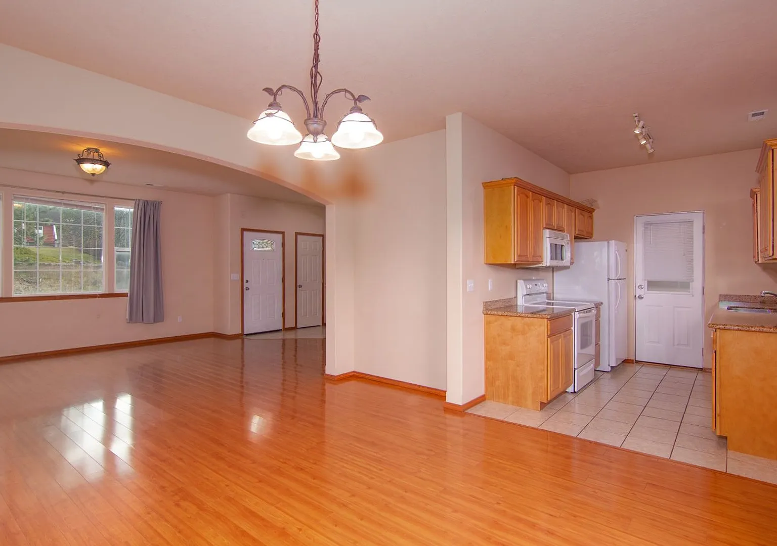 **August Availability** Nicely updated 3 Bedroom 2.5 Bath with large living / Dining area and att... — Photo 3