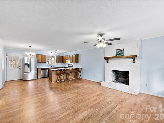 3rd image of 213 Woodrun Dr