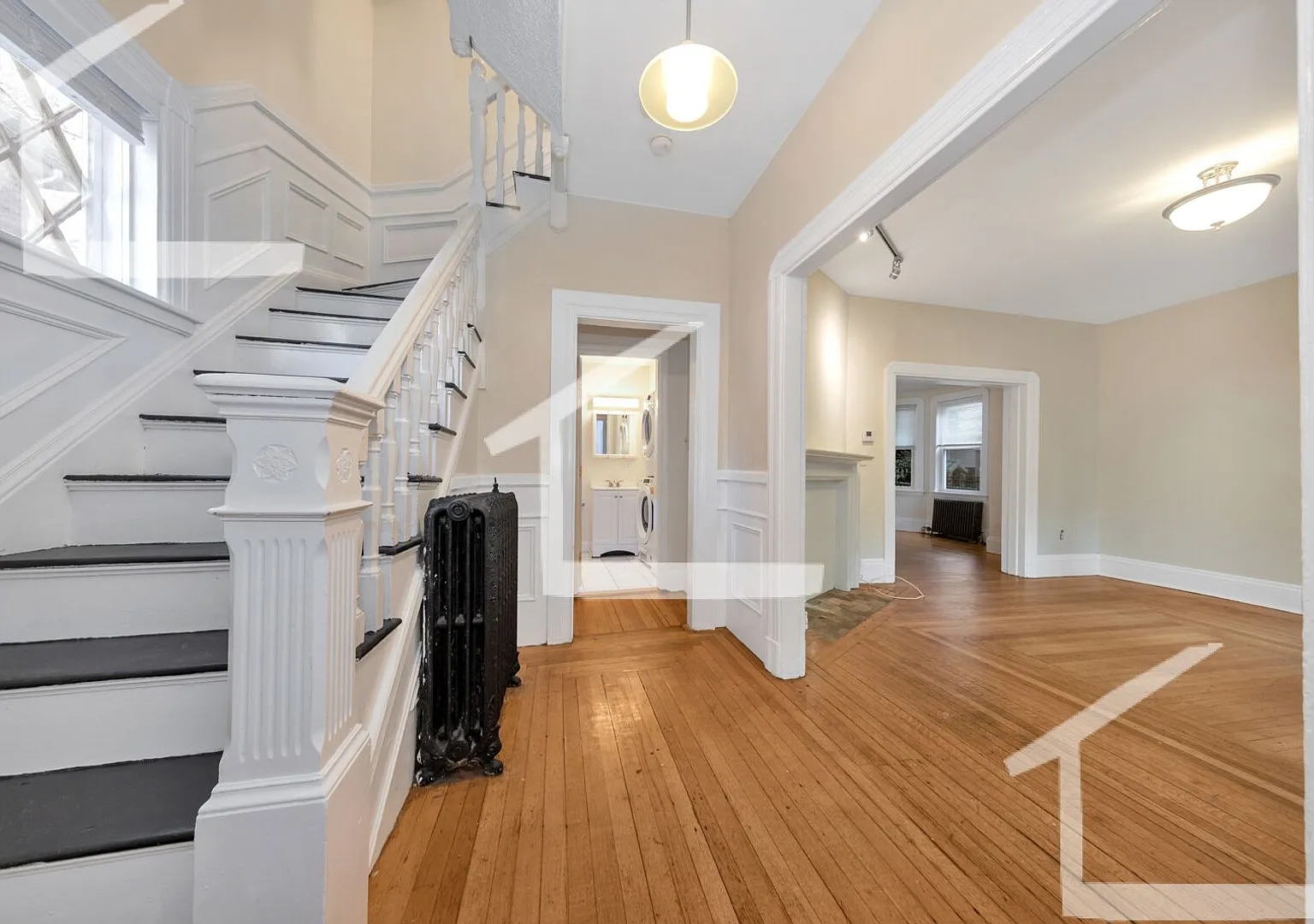 Charming 5 Bedroom-No Broker Fee — Photo 2