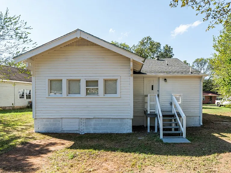 419 Gladys St — Photo 3