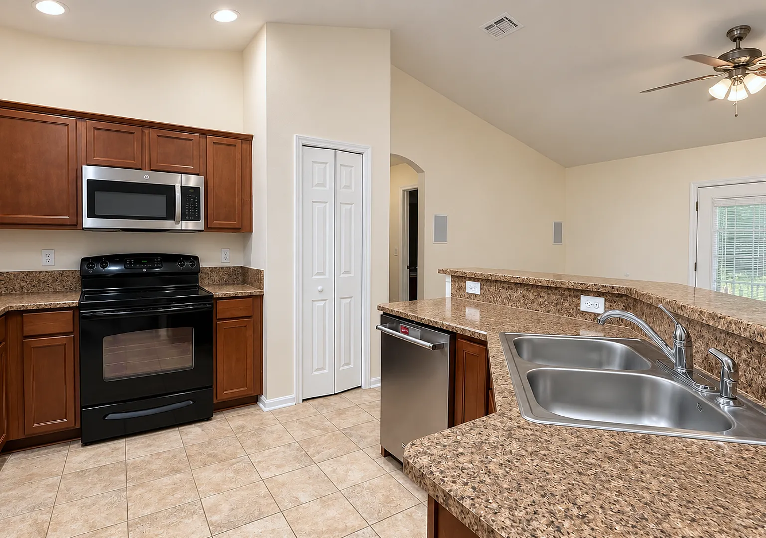 Convenient to Kings Bay and Jacksonville — Photo 3