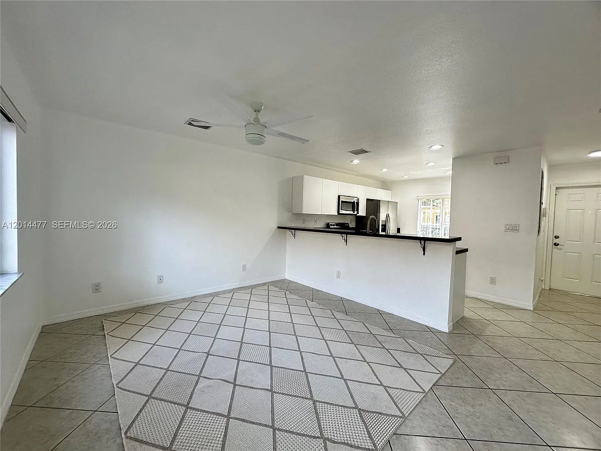 Building Photo - 324 NE 3rd St #D