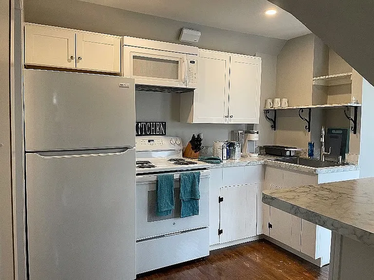 17 Maple St #B — Photo 4