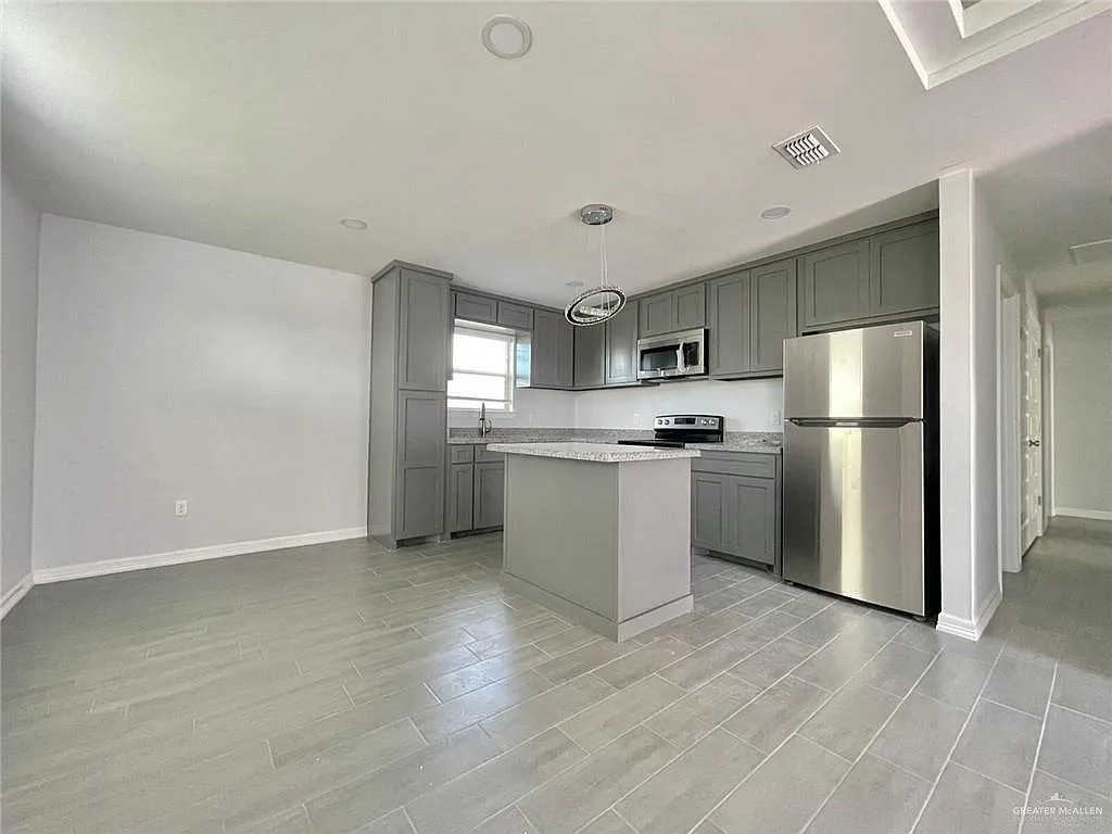 3 bed, 2.0 bath, 1087 sqft, $1,150 — Photo 3