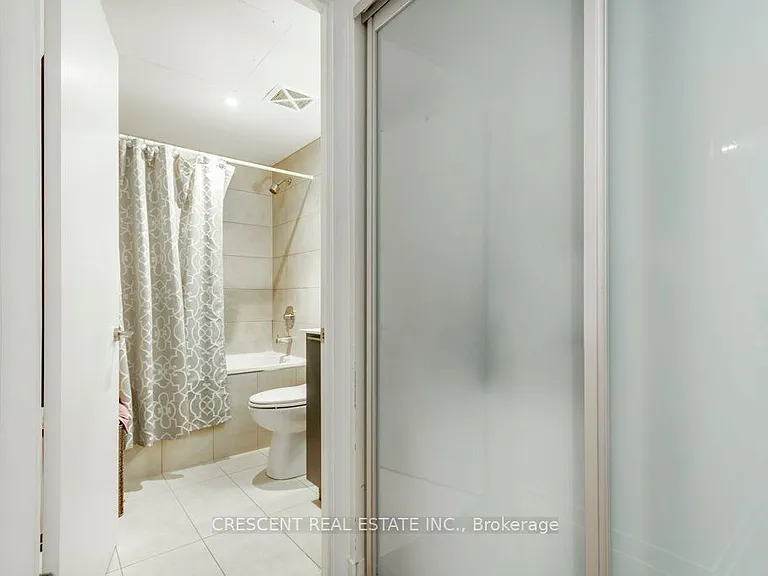 650 King St W #402 — Photo 19