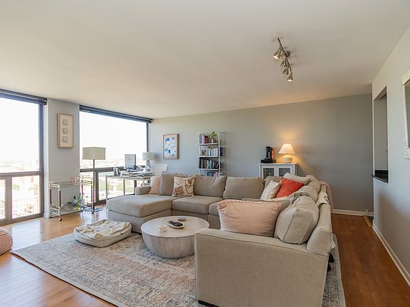 3rd image of 4343 N Clarendon Ave APT 1807