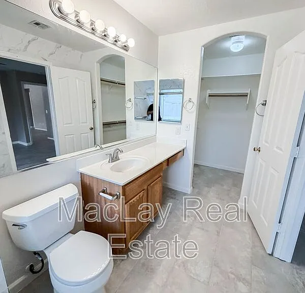 2863 E Oakland Ct — Photo 8