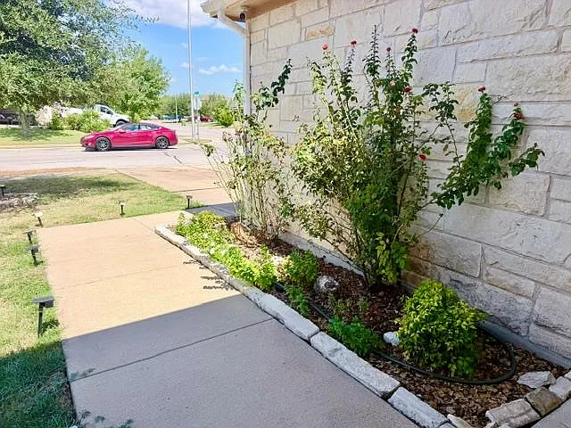 3 bed, 2.5 bath, 1654 sqft, $1,875 — Photo 3