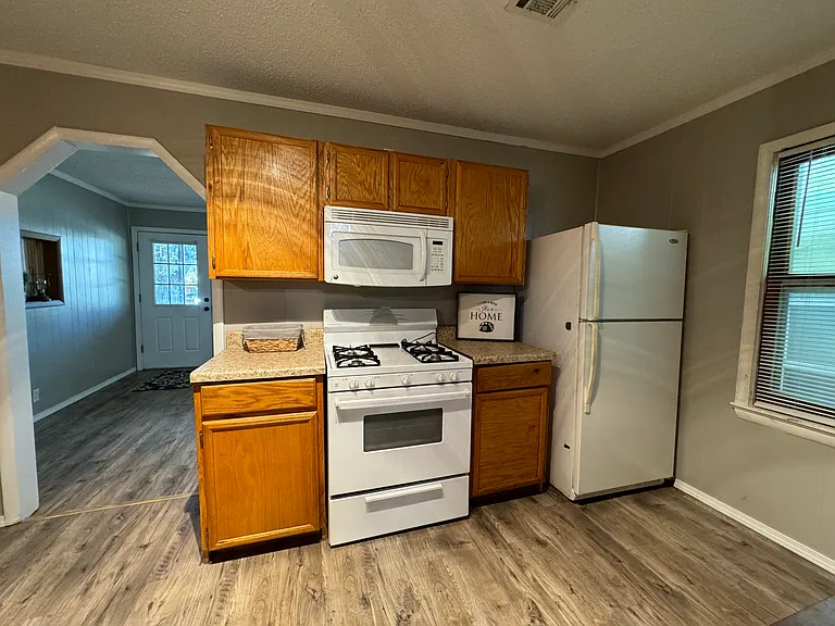 1240 E Walnut St — Photo 16