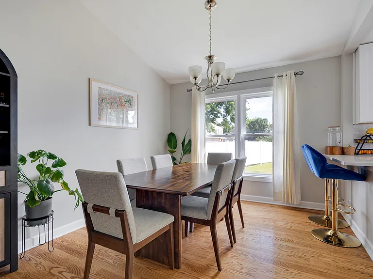 25W055 Canary Ct — Photo 5