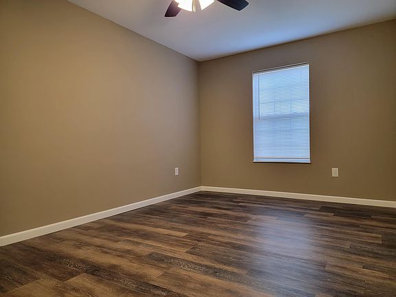 4th image of 815 White Oak Dr