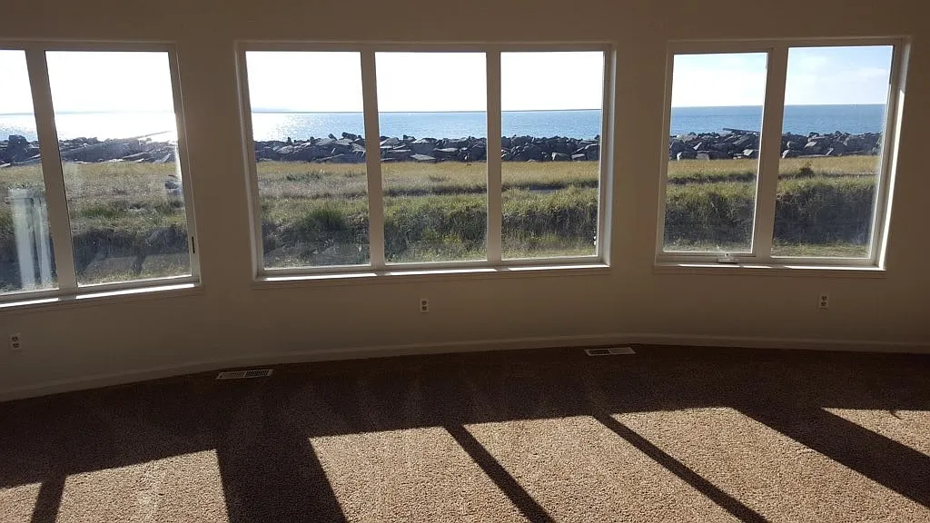 3 BR, 2.5 BA Large Townhouse with Bonus Living Room — Photo 3
