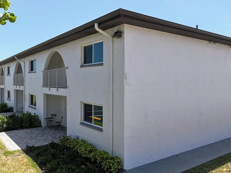 The Wave Beachfront Apartments — Photo 12