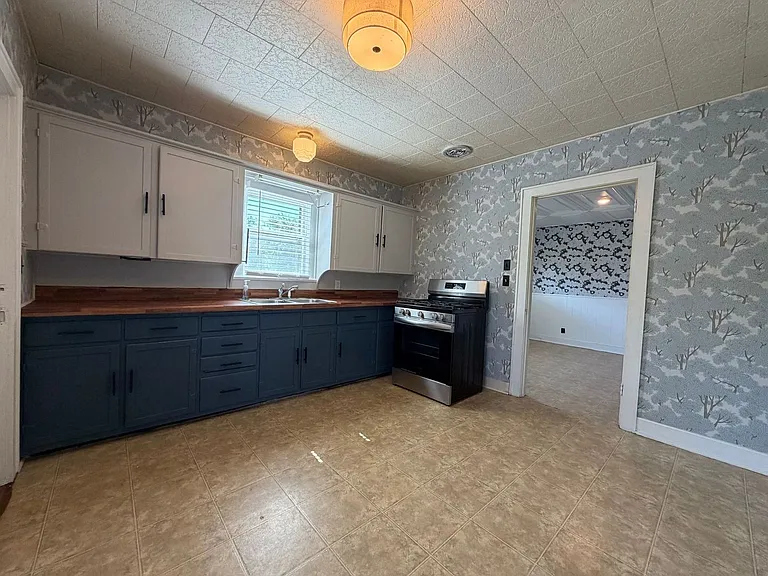 403 SW East St — Photo 4