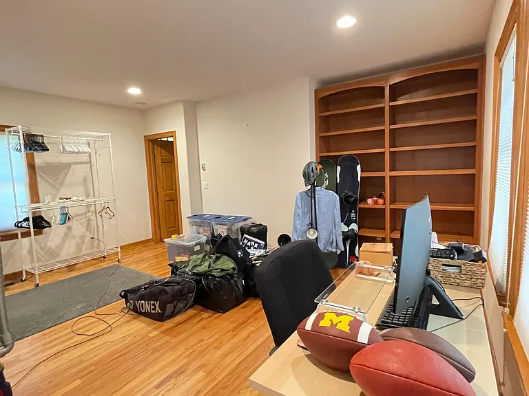 560 University Ave — Photo 15