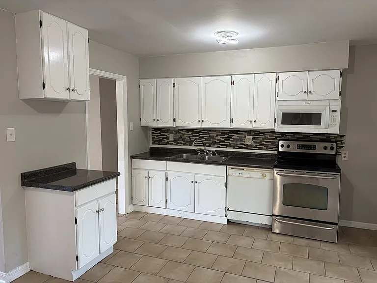 7640 Portland Dr — Photo 6