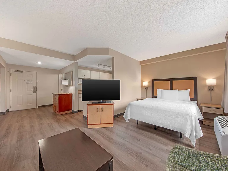 Deluxe Studio - 1 Queen Bed