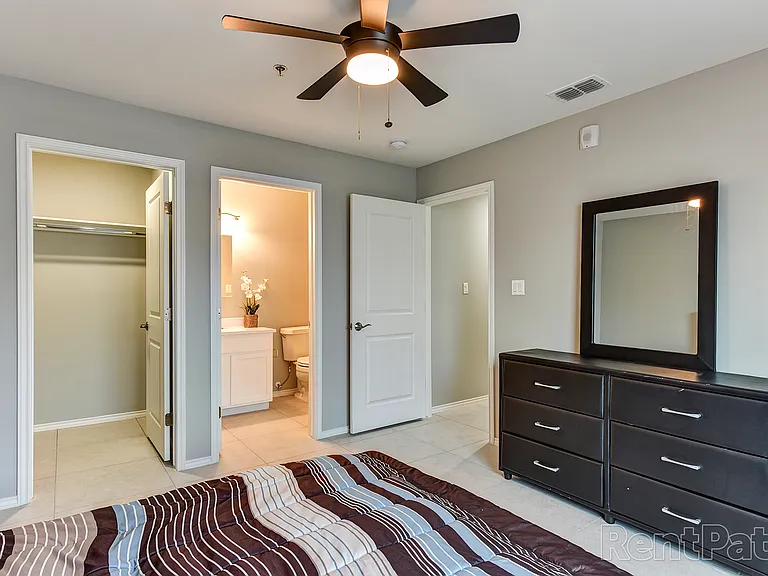 Mercedes Place Apartments — Photo 11