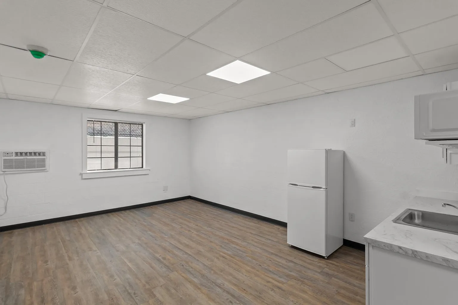 Shadow Rock Apartments — Photo 1