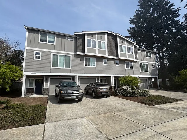 Quality privately owned 4 plex, available for 1 or 2 year lease